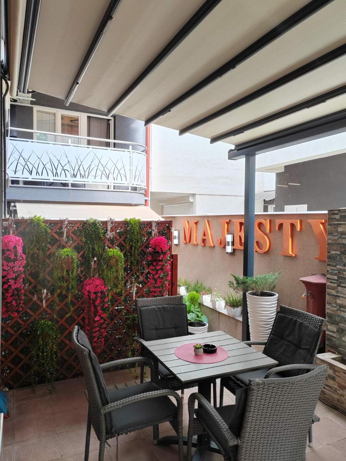 Bed And Breakfast Majesty Nis Bagian luar foto