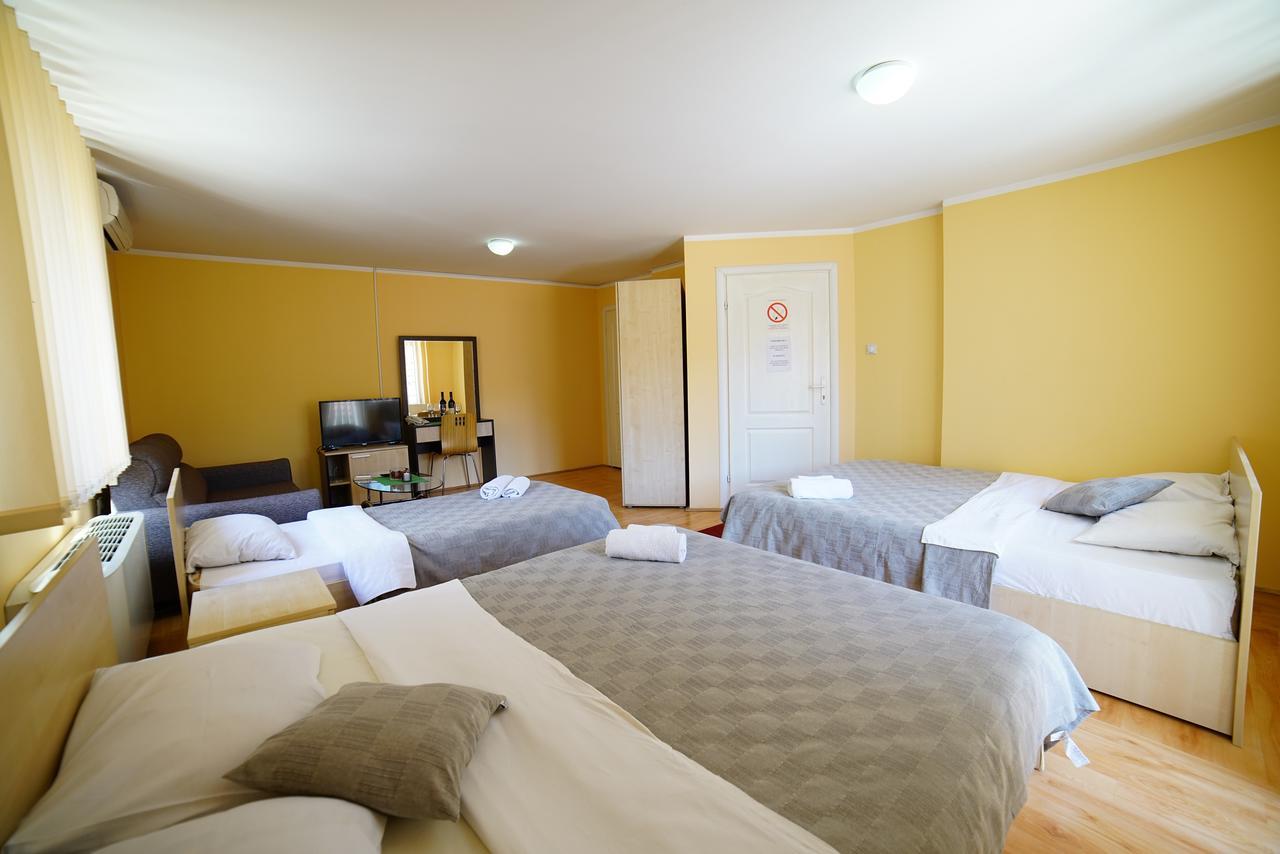 Bed And Breakfast Majesty Nis Bagian luar foto