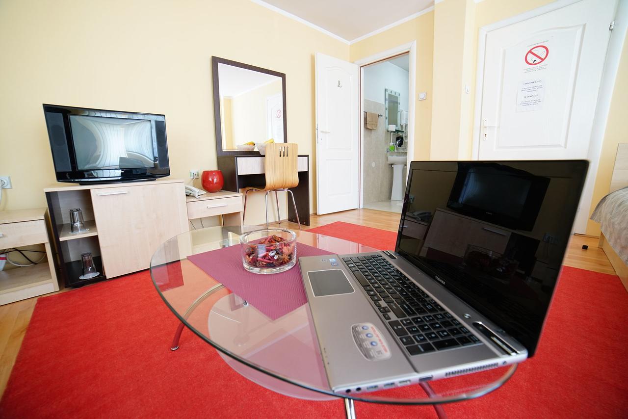 Bed And Breakfast Majesty Nis Bagian luar foto
